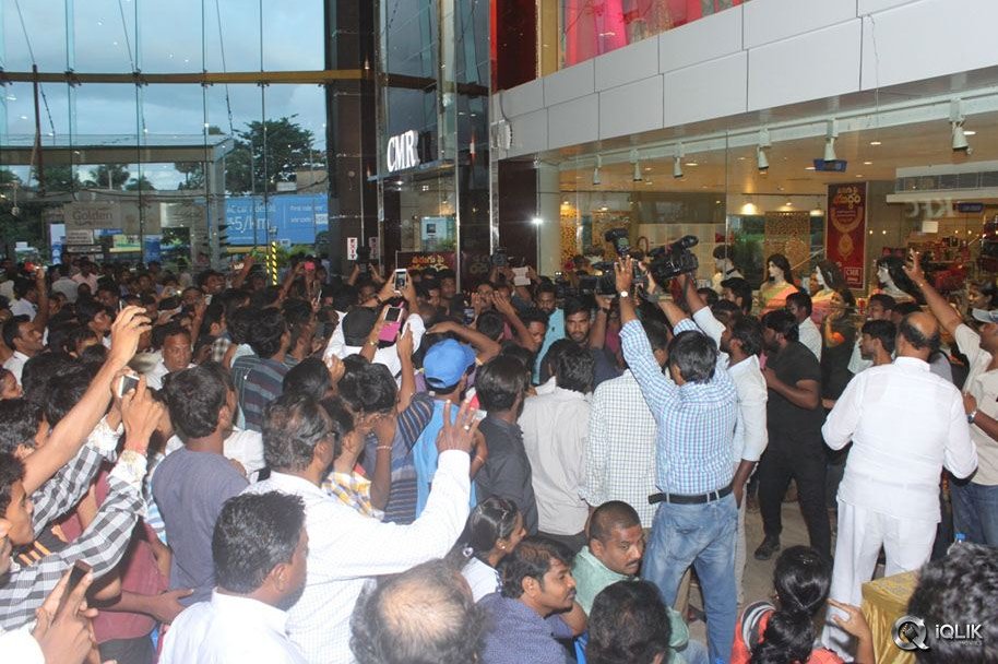 Eedu-Gold-Ehe-Movie-Team-At-CMR-Mall-In-Vizag